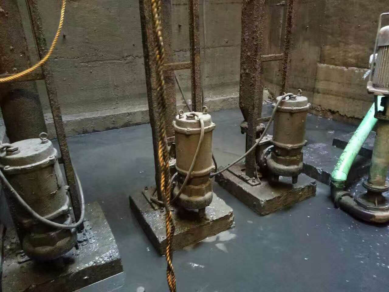 邛崃污水池清理