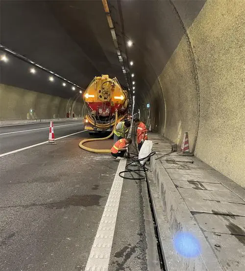 邛崃隧道排水渠清淤